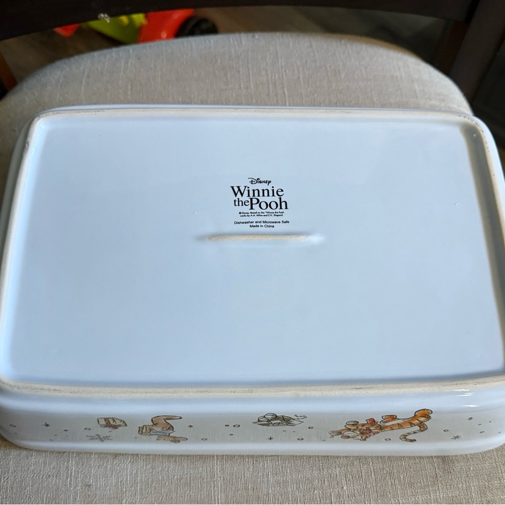 Disney Winnie the Pooh Ceramic Baking Dish with Festive Friends New without tags - Picture 4 of 6
